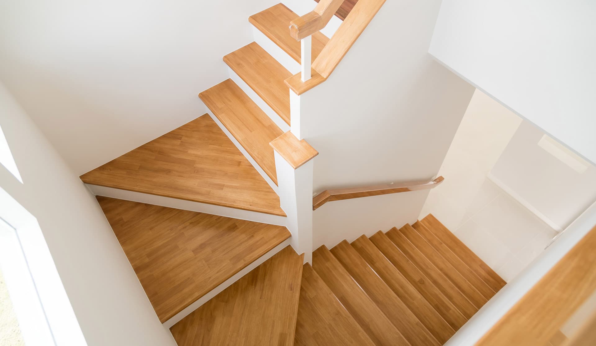 Escaleras de madera interior en Muros