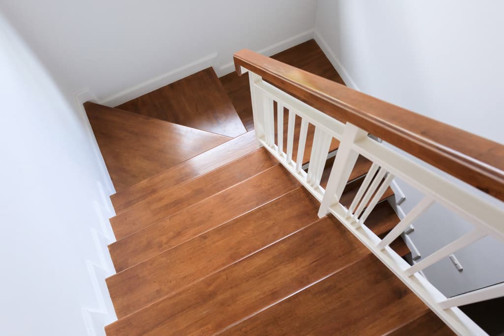 Escaleras de madera interior en Muros